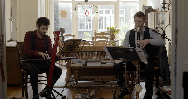Duo Ebano speelt 𝘐 𝘓𝘰𝘷𝘦 𝘠𝘰𝘶 in een huis in Amsterdam